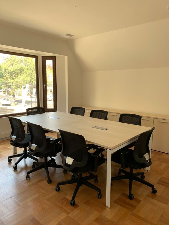 Mesa de reunión modelo Versa y silla de escritorio Cooper